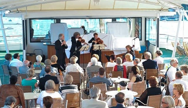シュタルンベルク湖畔の王立水上音楽堂