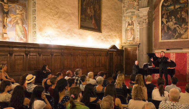 Ópera italiana en la iglesia de Santa Monaca