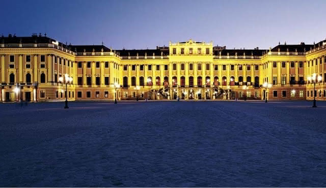 Mozart & Strauss at Schönbrunn Palace: Dinner & Concert