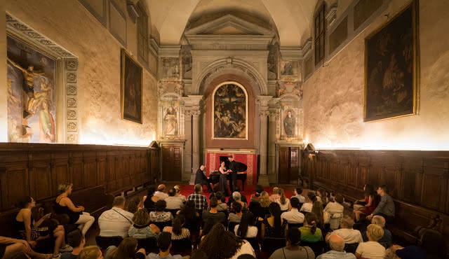 Romántica ópera italiana en la iglesia Santa Monaca