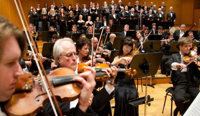 Tschechische Symphoniker Prag & Coro di Praga: Carmina Burana & Beethovens 9. Symphonie in der Philharmonie Berlin