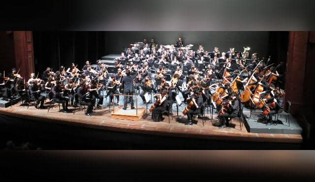 安达卢西亚青年管弦乐团。在塞维利亚歌剧院举行的复活节音乐会