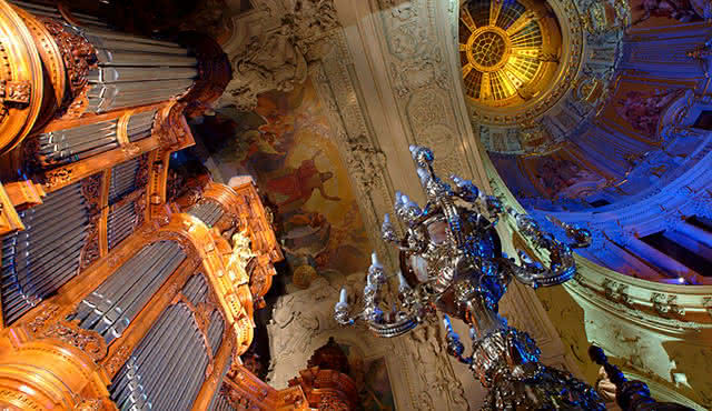 球形的广袤。舞蹈 — 管风琴音乐 — 柏林大教堂的灯光